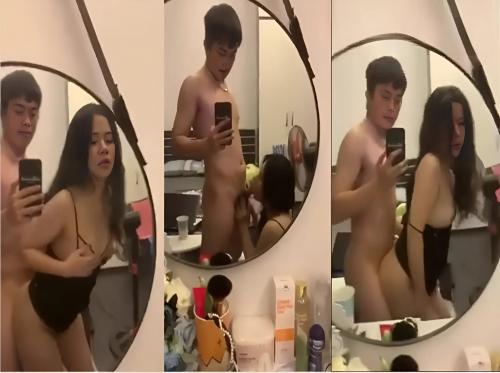 Bercinta dengan seorang gadis di depan cermin terasa menyenangkan