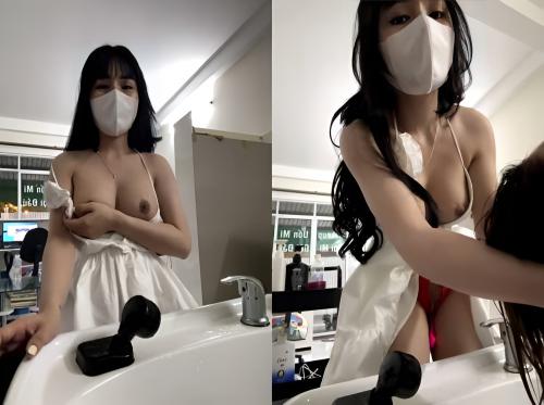 Memasukkan sextoy ke dalam vagina sambil mencuci rambut pelanggan