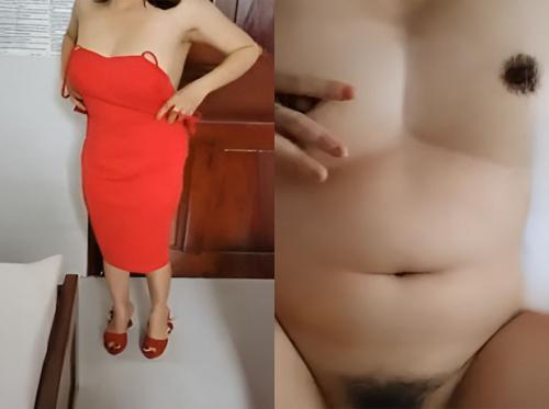 Gadis pesawat dari perusahaan yang sama memiliki payudara yang besar
