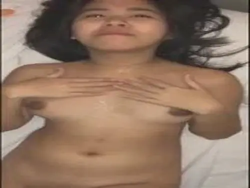 Gadis Cantik Pasrah Goyang Kasur Crot Imut