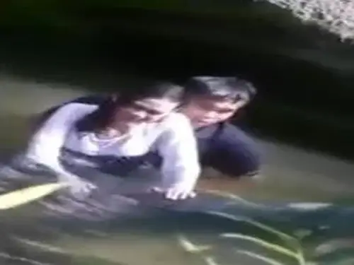 Gadis Cantik Pasrah Goyang Kasur Sungai