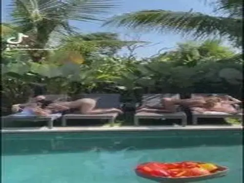 Liburan Santai Gadis Cantik Di Villa Bali