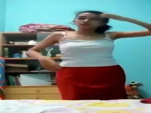 Mahasiswi Tasya Nurinie Ganti Baju Merah