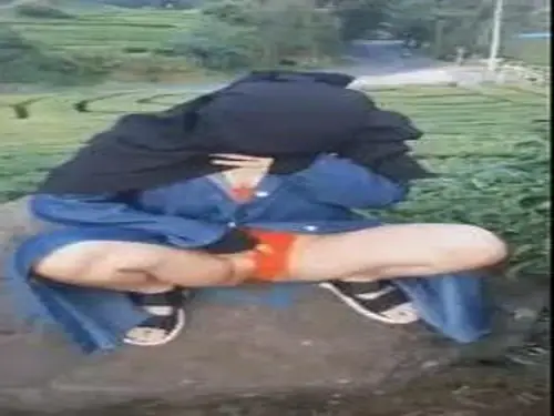 Ukhti Cadar Cantik Pasrah Kasur Kebun Teh
