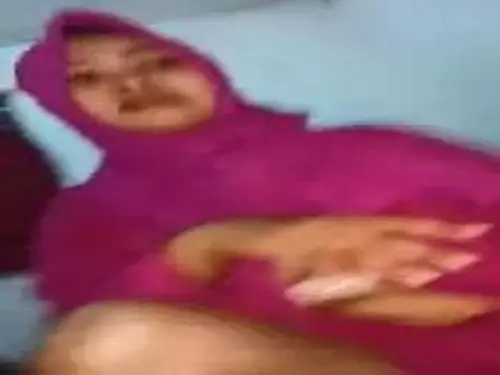 Ukhti Hijab Cantik Pasrah Goyang Atas Kasur