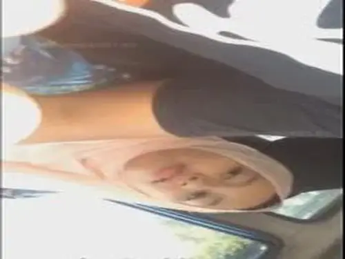 Ukhti Hijab Cantik Pasrah Goyang Mobil Crot
