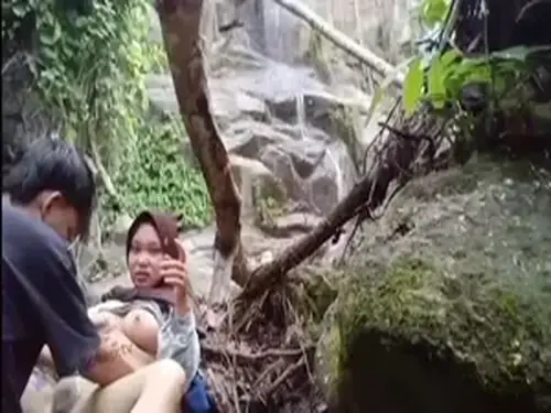 Ukhti Hijab Cantik Pasrah Kasur Air Terjun