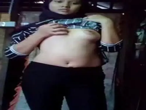 Ukhti Hijab Unik Tampil Di Depan Kamera